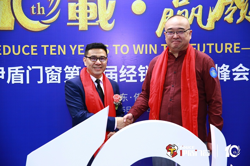 央視名嘴朱軼受邀參加伊盾門窗十周年慶典，妙語連珠引爆全場！