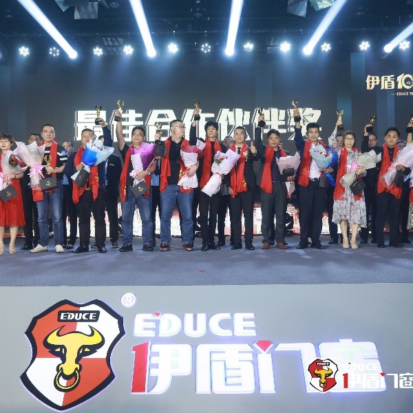 伊盾門窗十周年慶在佛山楓丹白鷺酒店舉行，央視名嘴朱軼前來助陣！