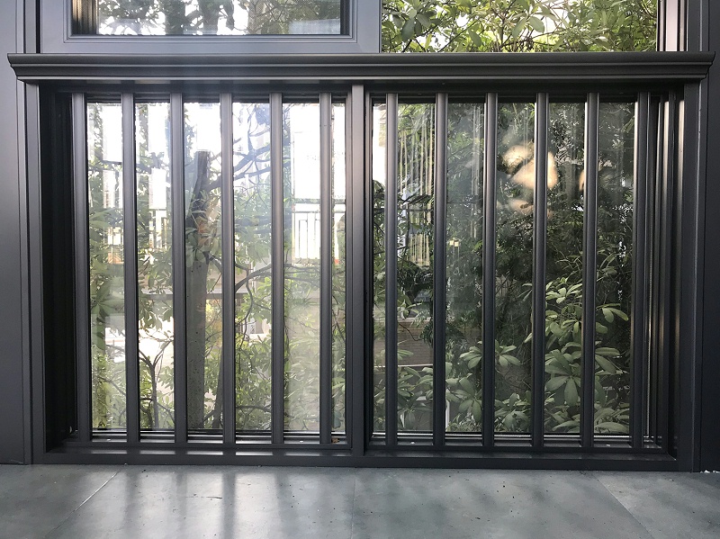 伊盾門窗兒童安全防護(hù)欄，給孩子加裝一道居家安全屏障！